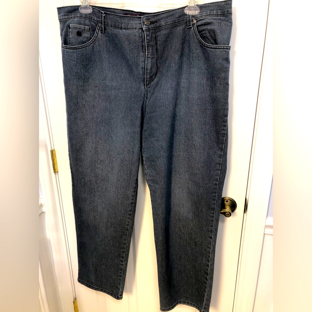 Gloria Vanderbilt “ Amanda” 18w pinstripe jeans. 5 pocket. Lighter weight denim